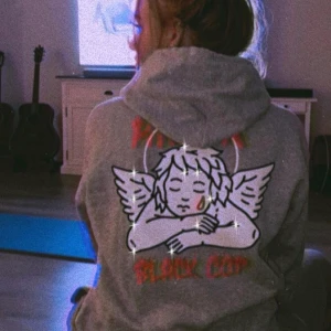 ”Amor” Unisex Hoodie - @BLACKCOPSHOP PÅ INSTAGRAM ”Amor” Unisex Hoodie finns i storlekar S-2XL ❕Finns att beställa hem på www.blackcopshop.com