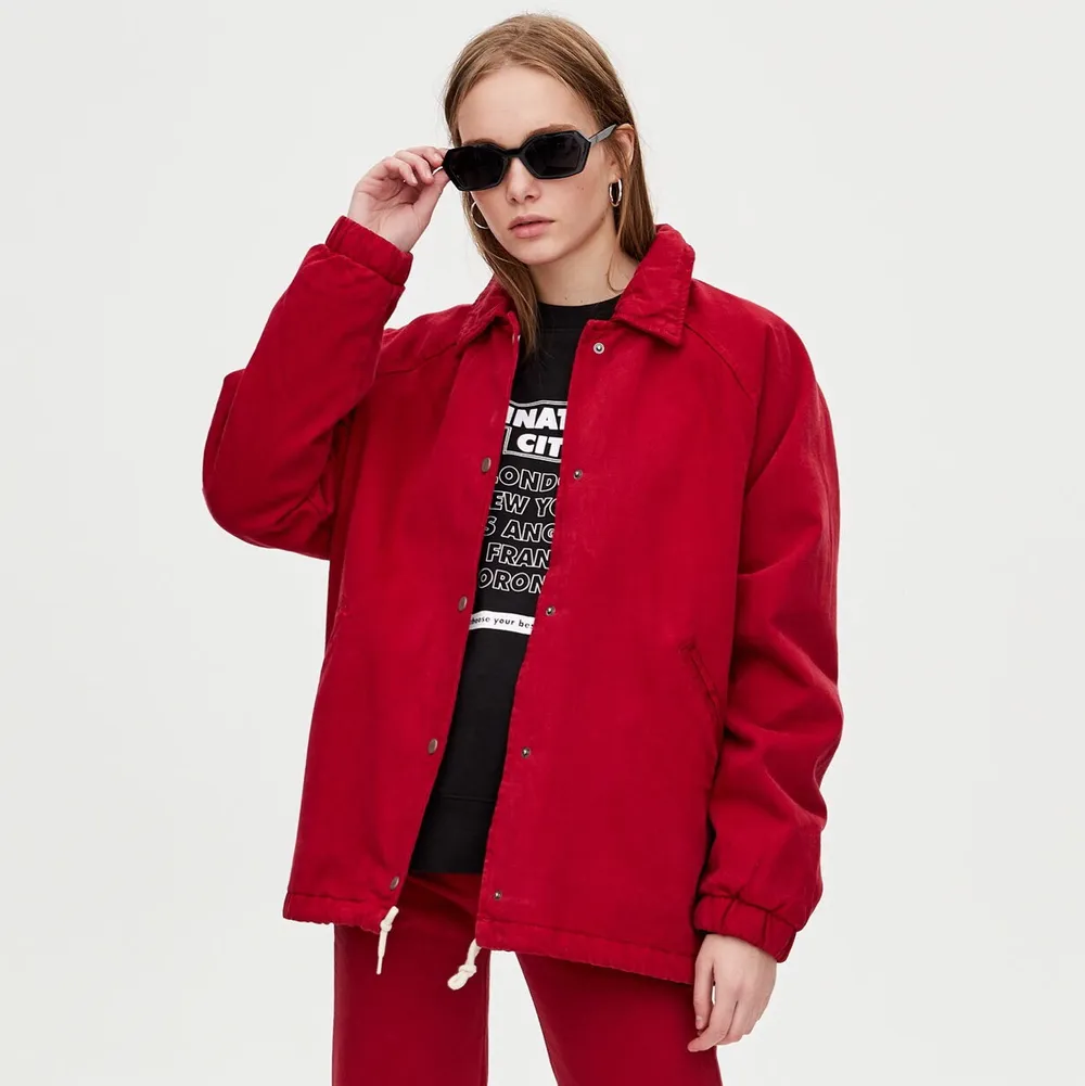 From Pull&Bear, the jacket is thick and warm worn well in the cold weather. Bought it a year ago, it is fairly new and the colour is still vibrant. Size M but fits as a baggy S as well. Attached photos from P&B web cause she wears it better than me.. Jackor.