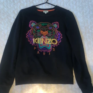 Kenzo collegetröja  - Kenzo collegetröja med glittrig logga. Sparsamt använd. Köparen står för frakten:)