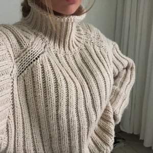 Beige stickad polo tröja från h&m i storlek xs. Jätte varm och skön och inte alls sticksig. Jag säljer den pga att den är för stor för mig. Perfekt tröja till vinter/höst. Kan skicka fler bilder vid intresse💕