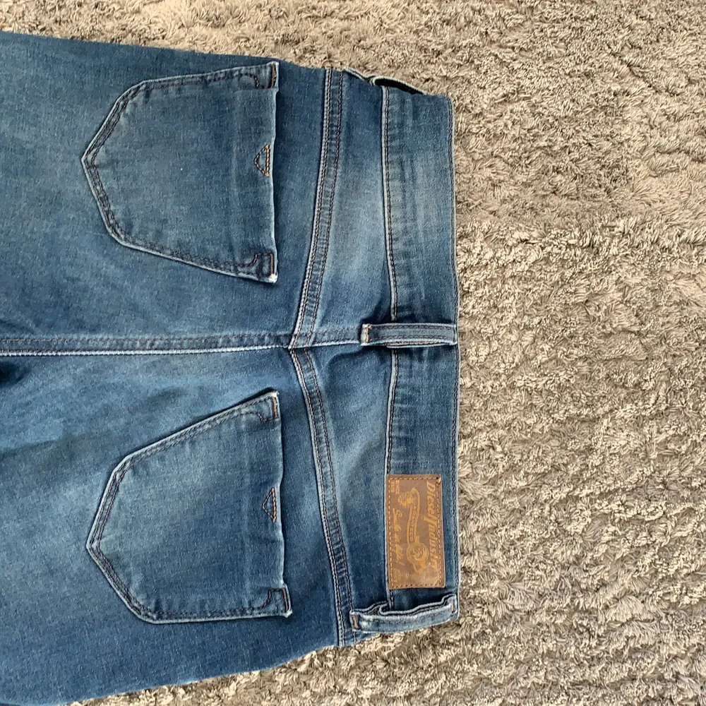 Ett par skit snygga tajta flare jeans i storlek 32 från Disel! Lite slitna nere vid fötterna pga av att dom är  långa. . Jeans & Byxor.