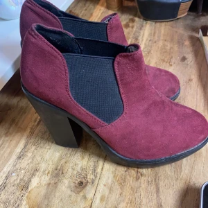 Högklockade fina skor - Hej! Säljer fina högklackade vinröda/mörkröda skor. Det är storlek 36 🥰 samfraktar gärna!! 