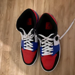 Air jordans mid 1 top 3 storlek 45 - Köpta våren 2019 änvända i ungefär 3 månader. Jättesnygga skor som är snygga att matcha med. Skulle behållt dem men de är tyvärr för små för mig. Kostar 1817 nya. Har tyvärr ingen låda till skorna.
