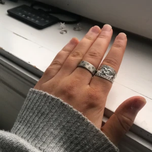 Sterling ring - Säljer denna fina ring med stjärnor på som inte kommer till användning. Ringen med stjärnorna på kostar 125kr och är justerbar. Köparen står för frakt!🥰 BUDA I KOMMENTARSFÄLTET!