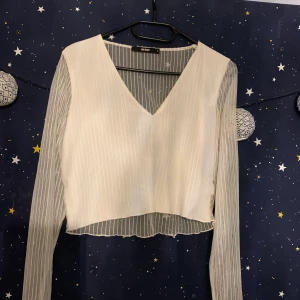 Vit partytopp - Säljer min vita tröja som inte har kommit så mycket till användning:( Den är från bikbok och är köpt för 199 men säljer den för 30kr❤️