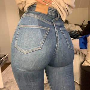 Blåa Jeans weekday - Säljer dessa dundersköna Body High jeans från Weekday!! Superstretchiga och sköna som formar sig såå snyggt! Storlek 24/28, passar XS/S!! 200kr och köpare står för frakten;)) finns kvar ända tills jag skriver såld!