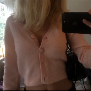 Rosa kofta - En jättesöt liten kofta som kommer ifrån &otherstories. Jag har enbart använt den 1 gång och den är i jättebra skick. Köpt för 800kr, säljs för 300kr!                                                                 Strl XS men passar bra på S/M också, jag är vanligtvis   xs/s. 