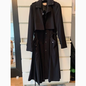 Svart kappa - Svart lättare kappa med unika detaljer ✨