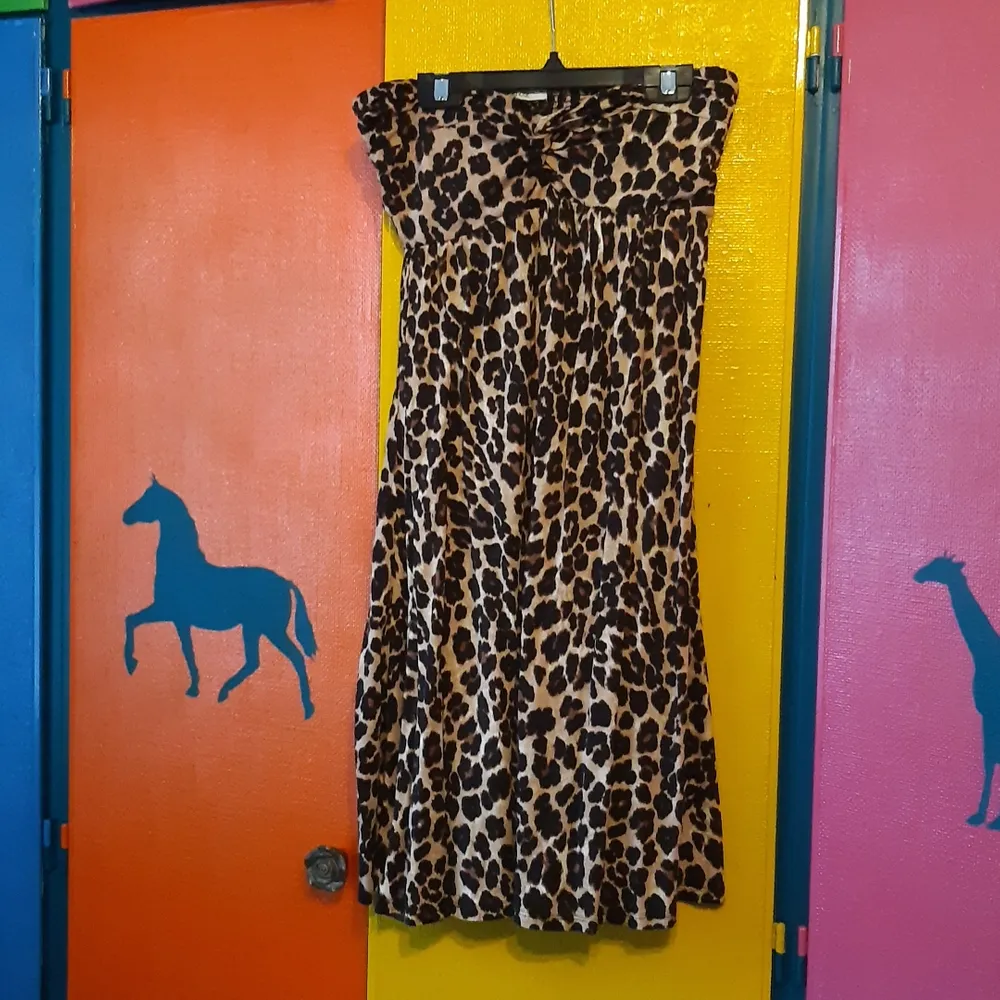 Leopard mönstrad kort klänning.. Klänningar.