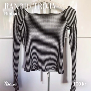 Ribbad tröja  - En randig ribbad tröja i strl m men skulle säga att den är som en S. Frakten ingår och man kan välja om man vill ha off shoulder eller ej !🦋