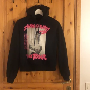 Shawn Mendes hoodie  - Säljer en svart Shawn Mendes hoodie aldrig använd endas testad storlek S men är liten i storleken så är mer som XS säljer för 110frakt om det skulle behövas