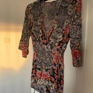 Jumpsuit - Jätte fin jumpsuit, den är ganska urringad men man kan sätta en säkerhetsnål bara så är den inte lika urringad.