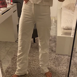 Vita vida jeans - Säljer nu mina favvo jeans från zara. Dom är slutsålda. Säljer pga börjar bli försmå. Skit snygga o passar till allt. Dom är mer raka en vida. Om annonsen är kvar finns byxorna kvar. ❤️ Start bud 250❤️