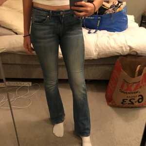 Crocker jeans low rise st 28/32 - Hej! Jag ska sälja dessa jeans från Crocker i st 28/33. De passar även mig och brukar ha 34 och 36 i byxor! Skriv vid intresse. Högstbjudande får dem. Mycket bra skick och kvalitet . ( är 170 cm )