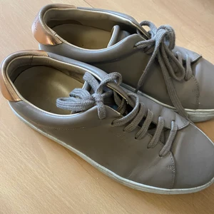 Axel arigato - Snygga axel arigato skor i storlek 39