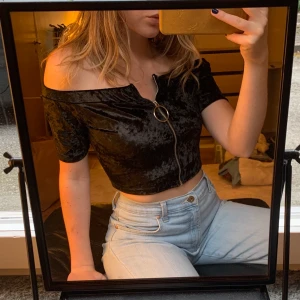 Croppad sammettopp - Snygg croppad sammettopp med fungerande blixtlåsdetalj! Aldrig använt så i nyskick! Kan mötas upp i sthlm eller köpare står för frakt🖤