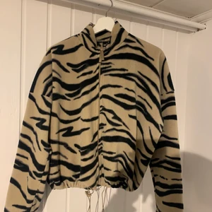 En tjocktröja ifrån Gina  - Säljer denna fleece tröjan ifrån Gina tricot i strl M säljer den för 80kr där köparen står för frakten på 63 