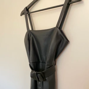 Skinnklänning str XS - Snygg skinnklänning (fake läder) med skärp från Pull and Bear