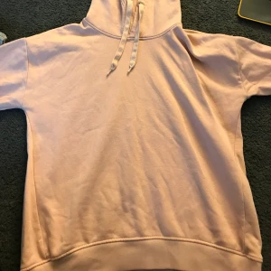 Rosa Hoodie  - Simpel rosa Hoodie , bra skick . . Kan mötas upp i Stockholm annars är det + frakt på priset om inget annat sägs☺️