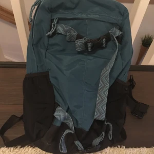 Ryggsäck - Jättefin ryggsäck från Burton. Rymmer 15 liter. Jättefint skick(ny)