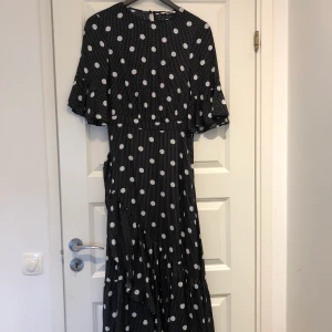 Långklänning  - Superfin långklänning med volanger från H&M🧚🏼‍♀️ Superskönt, lite tunnare material. Storlek 36. Pris : 100kr. Köparen står för frakt🧡