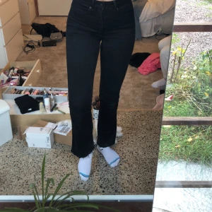 Svarta byxor från only - Svarta smått utsvängda byxor från Only, väldigt stretchiga och i bra skick! St.xs/32🖤