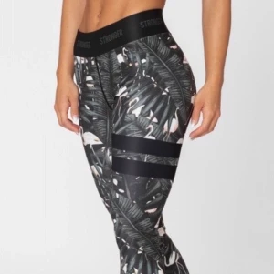 Stronger träningstajts  - Stronger Aruba tajts. Hög i midjan och väldigt stretchiga. Köparen står för frakten!