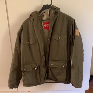 Fjällräven jacka - Jacka från fjällräven. Jackan är i bra skick. Färgen är något mer grön i verkligheten. Storlek S, men stor i storleken så passar även större. Skriv för fler bilder!