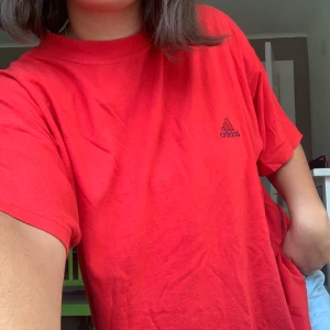 Adidas ocersize t-shirt XXL - knappt använd röd adidas t-shirt. Skitsnygg men hittar tyvärr inte användning för den. Kan mötas upp, frakt ingår ej :)