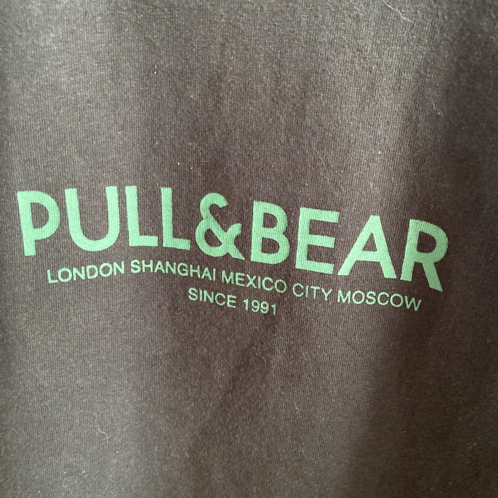 assnygg t-shirt från pull&bear herr, i strl. M. T-shirts.