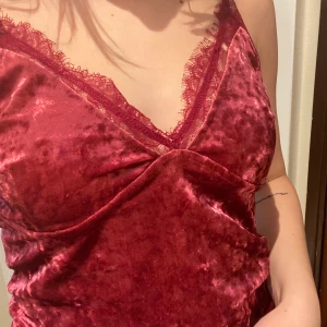 Linne - Velvet imiterad, mycket stretchig och justerbara axelband 