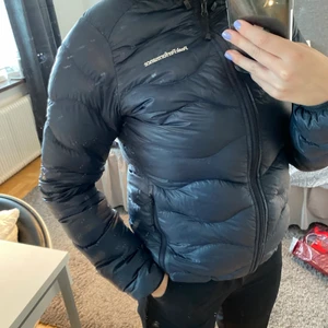 Peak Performance Jacka - En blå Peak Performance jacka för dam. Väl använd, men alla dragkedjor funkar. Har däremot två hål på armarna (skriv för fler bilder) därav det låga priset. 💙Nypris:2300kr