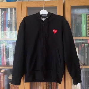 CDG Zipped Hoodie - Hoodie med dragkedja från Comme Des Garcons Play. Smått noppig  efter användning men har inga andra fel