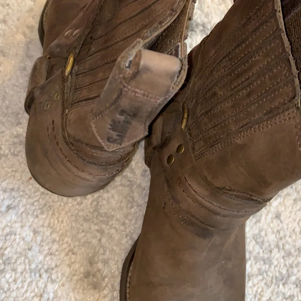 Sjukt snygga cowboy boots som tyvärr inte kommer till användning 😭 ordinarie pris 1500kr . Skor.