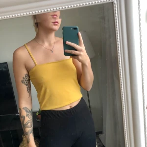 Gult linne - Fint gult linne! Använd några gånger så säljs billigt! Men inget fel på det, fortfarande fint i färgen osv.