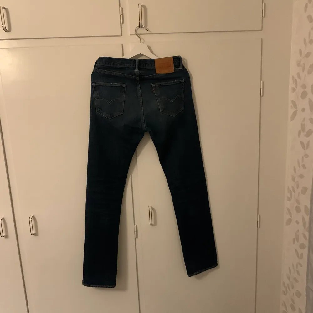 Levis jeans i bra skick i en mörkblå färg. Pris kan diskuteras:). Jeans & Byxor.