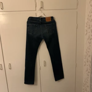 Levis jeans 501 29/32 - Levis jeans i bra skick i en mörkblå färg. Pris kan diskuteras:)