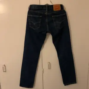 Mörka Levis jeans i ett bra skick (knappt använda). 511 29/32. Pris kan diskuteras:)