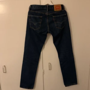 Levis jeans 511 29/32 - Mörka Levis jeans i ett bra skick (knappt använda). 511 29/32. Pris kan diskuteras:)