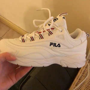 Fila skor - Snygga Fila skor. Inte använda jättemycket. Stl 39 men passar 38 också. Väldigt sköna skor! Stilrena och coola🌟 Nypris runt 1000kr. Mitt pris 350 exkl frakt🌺