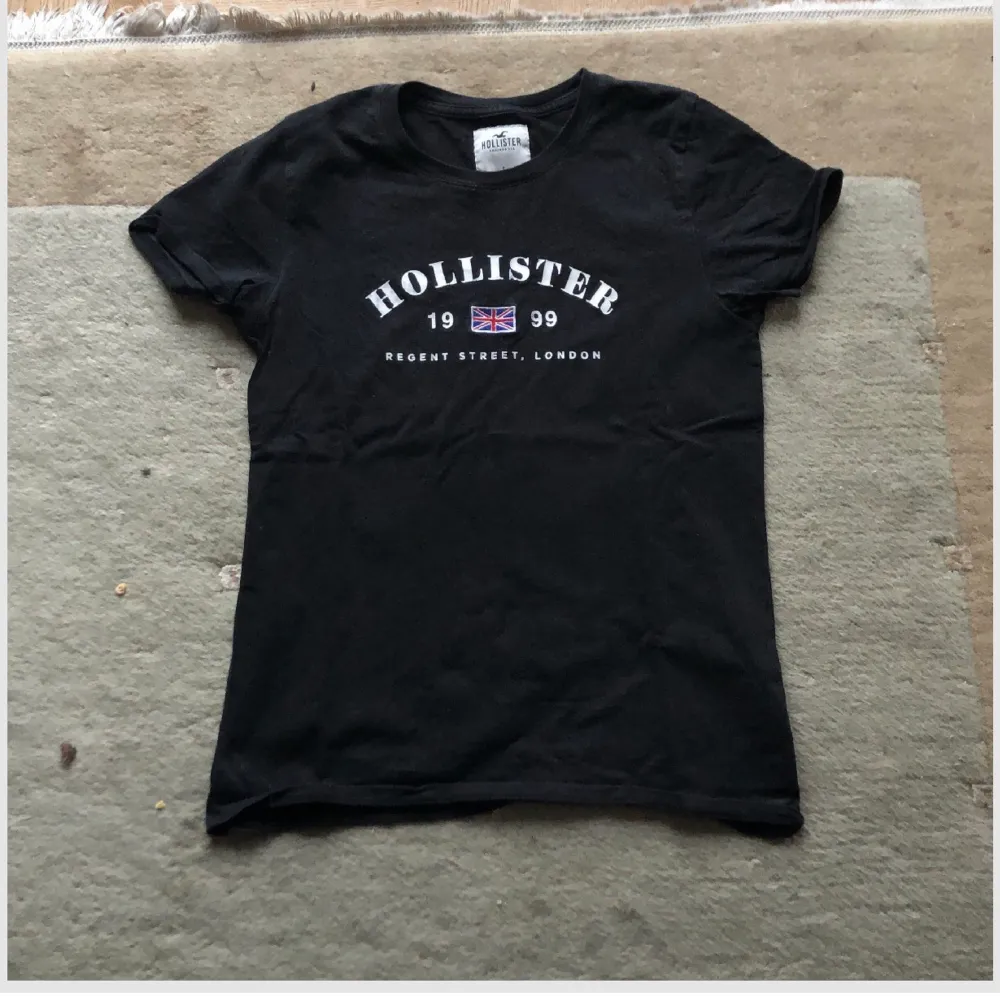 Hej! Detta är en Hollister t-shirt som jag köpte för två år sedan i stockholm men har inte använt så mycket. Den är i size S. Säljer denna för 150+frakt. . T-shirts.