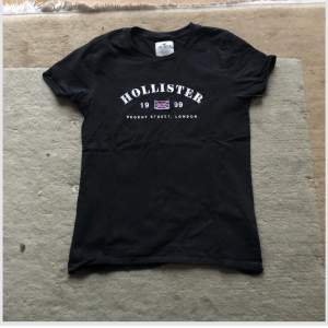 Hej! Detta är en Hollister t-shirt som jag köpte för två år sedan i stockholm men har inte använt så mycket. Den är i size S. Säljer denna för 150+frakt. 