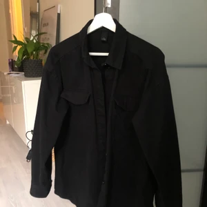 Skjortjacka Monki  - Jättefin svart overshirt/skjortjacka från Monki. Storlek S men passar lätt en större beroende på hur man vill att den ska sitta. Använd ca 5 gånger