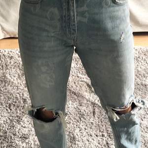 Slitna jeans köpta på Bershka! Jeansen är i ganska liten storlek, bara att höra av er om ni skulle vilja ha mått! Men skulle absolut säga att det är en strl XS. Startbud på 50kr, bara att buda i kommentarerna🌟👖🤍