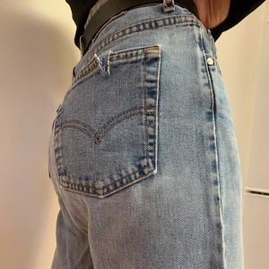 Levi’s vidabyxor - Dessa byxor har år på nacken då jag fick ärva de av en släckting. Köpta vid ca 90-tal. As balla, hade behållt om de inte var för stora. De har några fläckar på vissa ställen, men inget man tänker på. Jag är vanligtvis 28 så tror de här passar nån med storlek 30-32. 