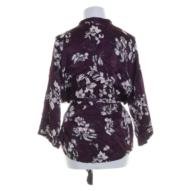 Fin lila kimono med blommönster storlek xs. Blusar.