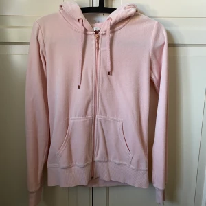 Rosa mjukisset - Jacka strl S, byxor strl M. Köp hela setet för 120 eller byxa för 60kr eller jacka för 80kr. Pris kan diskuteras. 