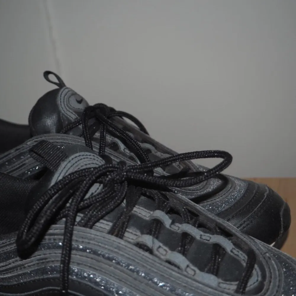 Svarta Nike air Max 97 dam. Inte använt särskillt mycket. Säljer för att jag har ett par liknande. Väldigt sköna skor som passar till mycket. Budgivning ifall det är många intresserade.. Skor.
