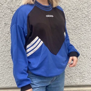 Adidas Vintage Sweater - Säljer ett av mina käraste plagg, en superfin adidassweater i Large som inte kommer till användning för mig. Är 175 lång för referens✨ Asbra skick! Buda i kommentarerna! 💗 LEDANDE BUD: 320, avslutas torsdag