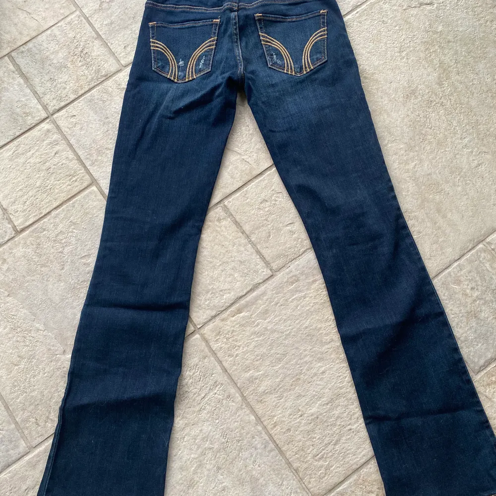 Jättesnygga mörkblåa bootcut jeans från Hollister,  storlek W25 L31, lågmidjade💙  jättebra skick!. Jeans & Byxor.